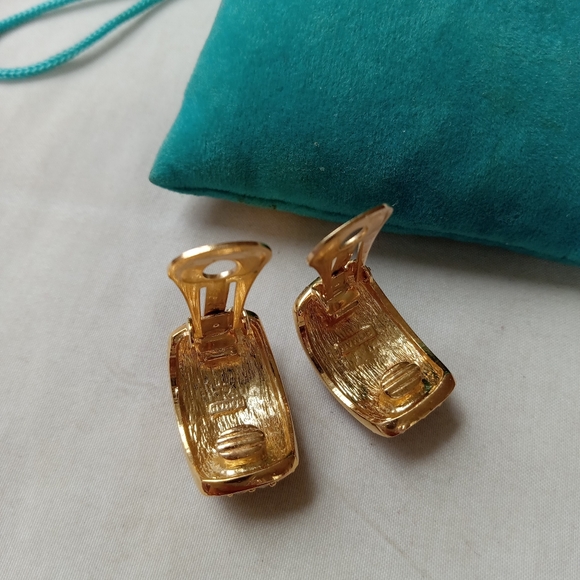 GORGEOUS ROMAN HALF HOOP CURVED RHINESTONE Pave Clip On Gold Earrings - Picture 5 of 6